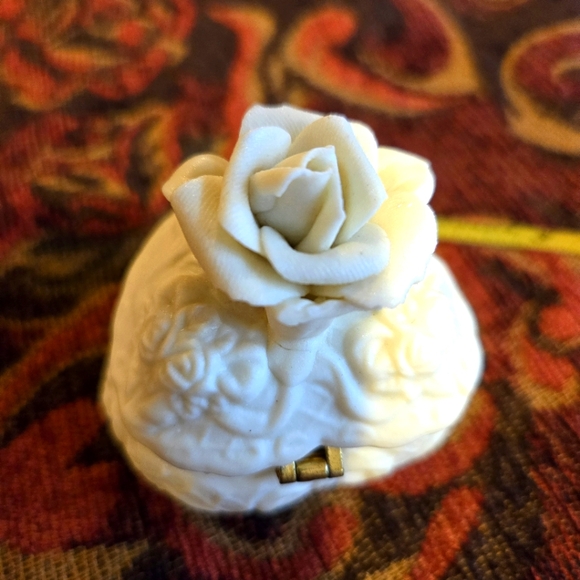 Vintage Miniture Carved White Rose Trinket Box - Picture 5 of 16